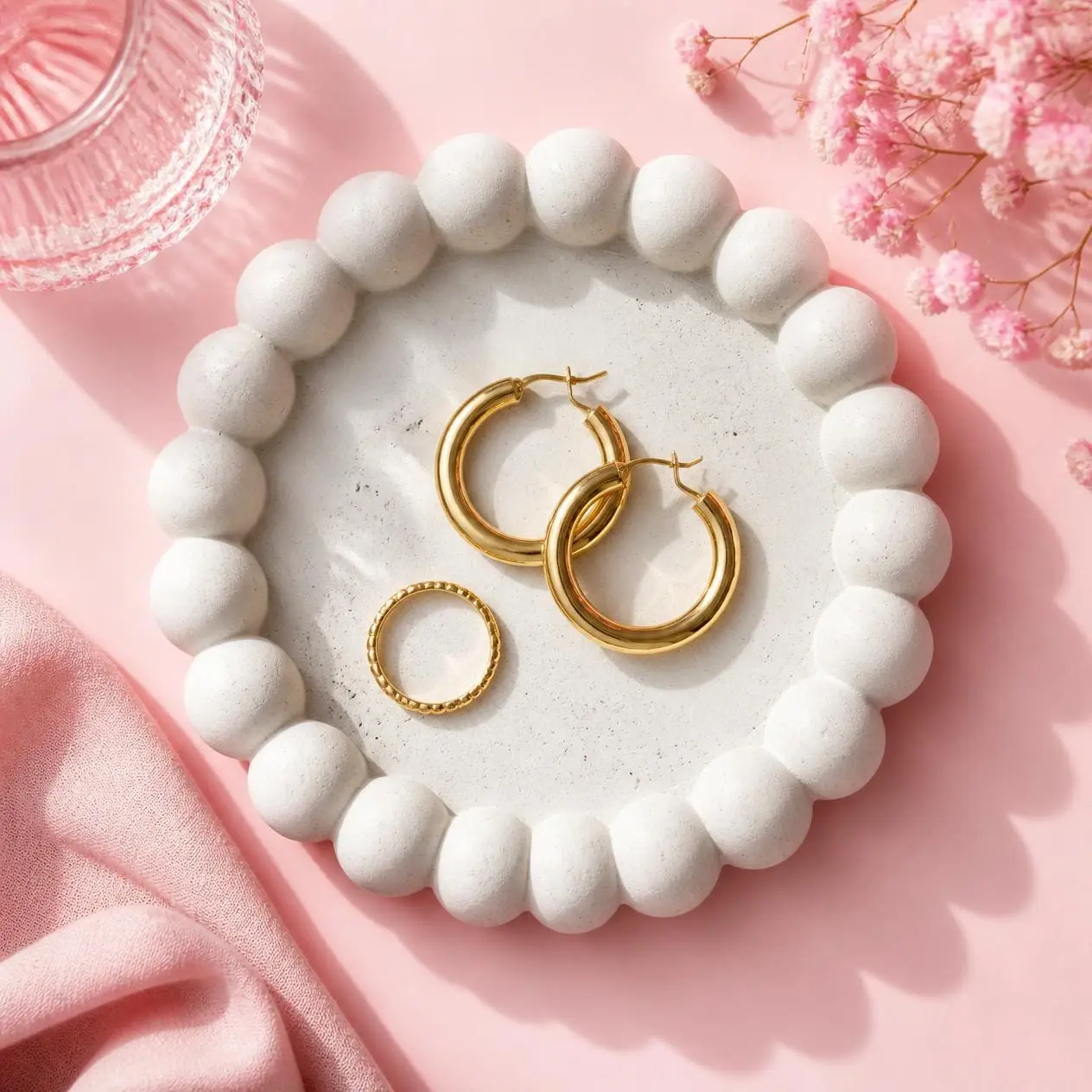 Bubble-bead tray with gold jewelry